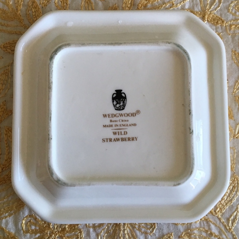 Wedgwood Wild Strawberry Trinket Dish - Picture 3 of 3